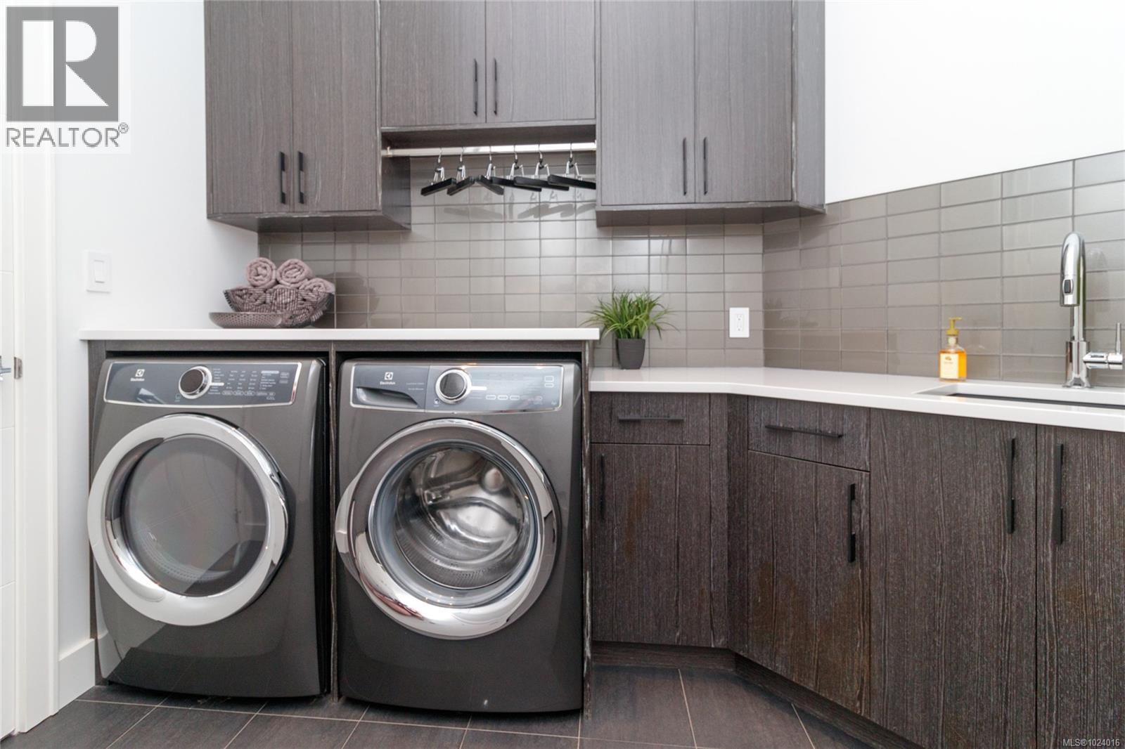 2713 Goldstone Hts, Langford