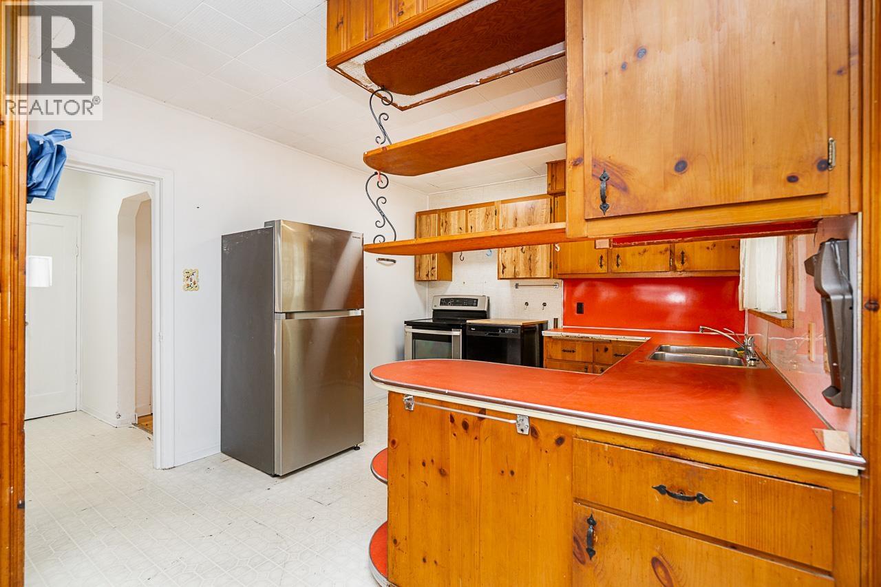 2212 OLD DOLLARTON ROAD, North Vancouver