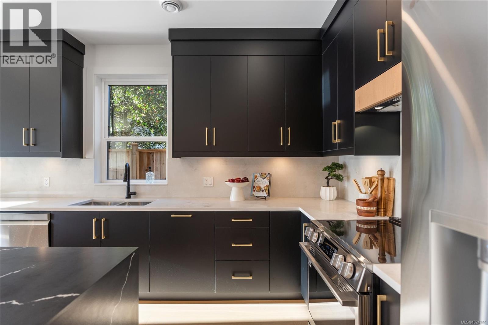 2 588 Whiteside Street, Saanich