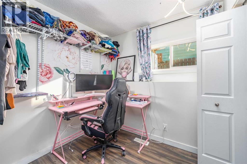 Single Family House 4 Level for Sale in  Berkley Drive NW Beddington Heights Calgary 