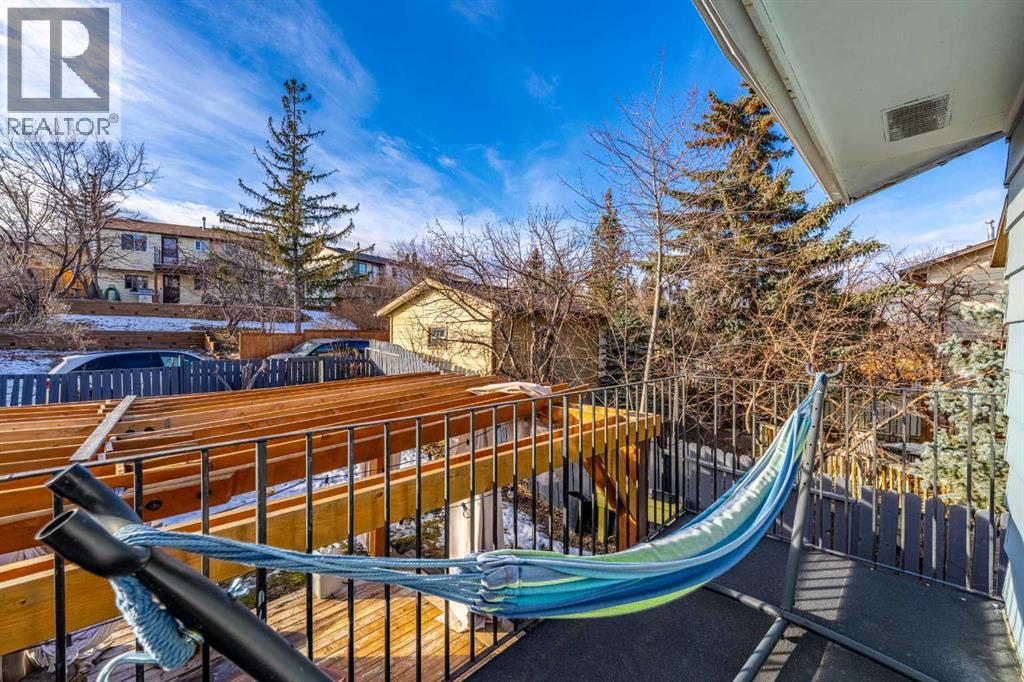Single Family House 4 Level for Sale in  Berkley Drive NW Beddington Heights Calgary 