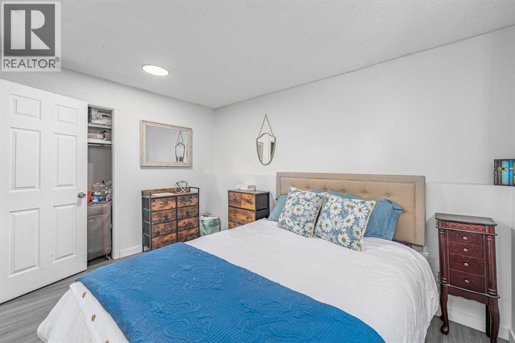 Single Family House 4 Level for Sale in  Berkley Drive NW Beddington Heights Calgary 