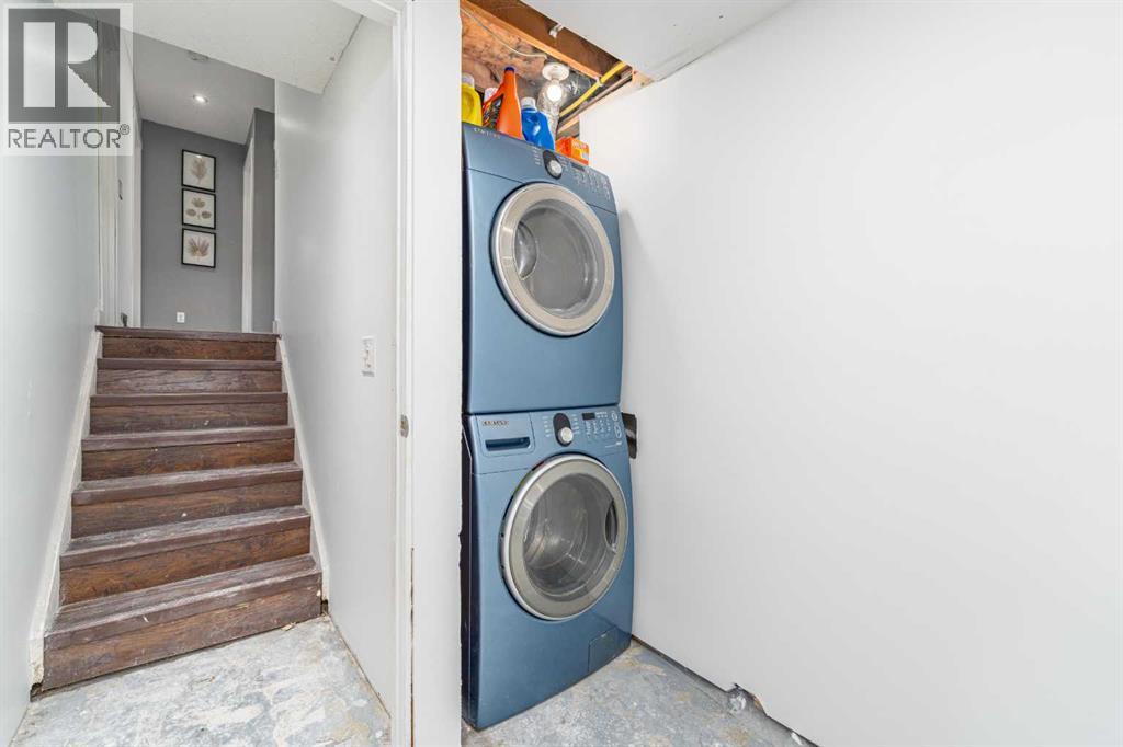 Single Family House 4 Level for Sale in  Berkley Drive NW Beddington Heights Calgary 