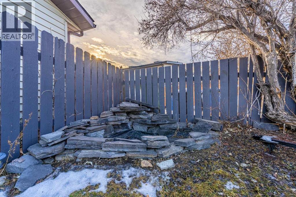 Single Family House 4 Level for Sale in  Berkley Drive NW Beddington Heights Calgary 