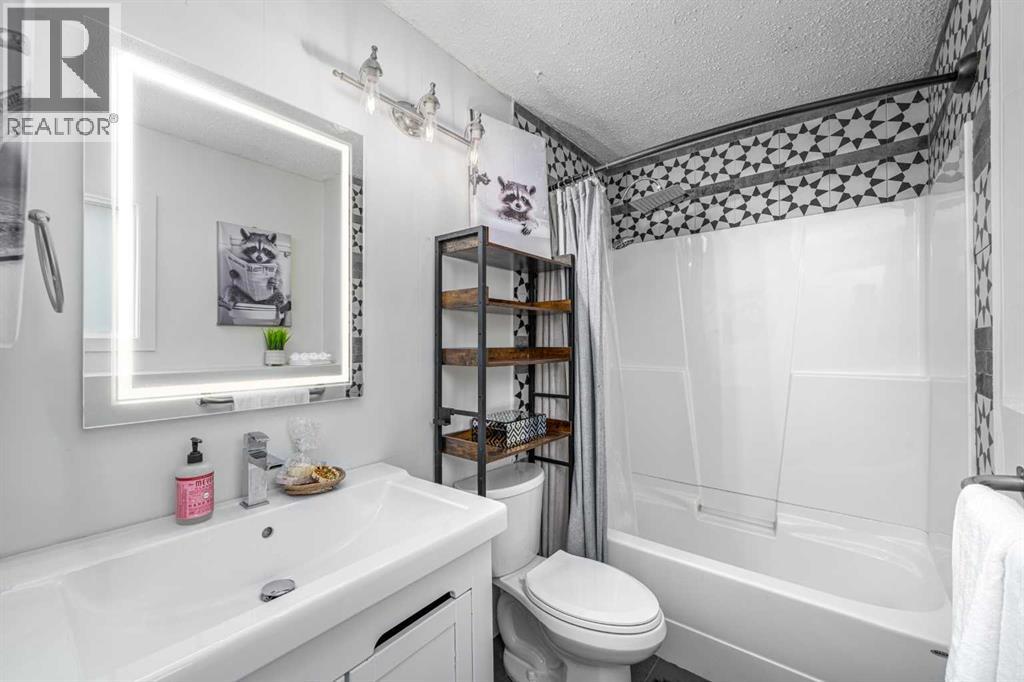 Single Family House 4 Level for Sale in  Berkley Drive NW Beddington Heights Calgary 