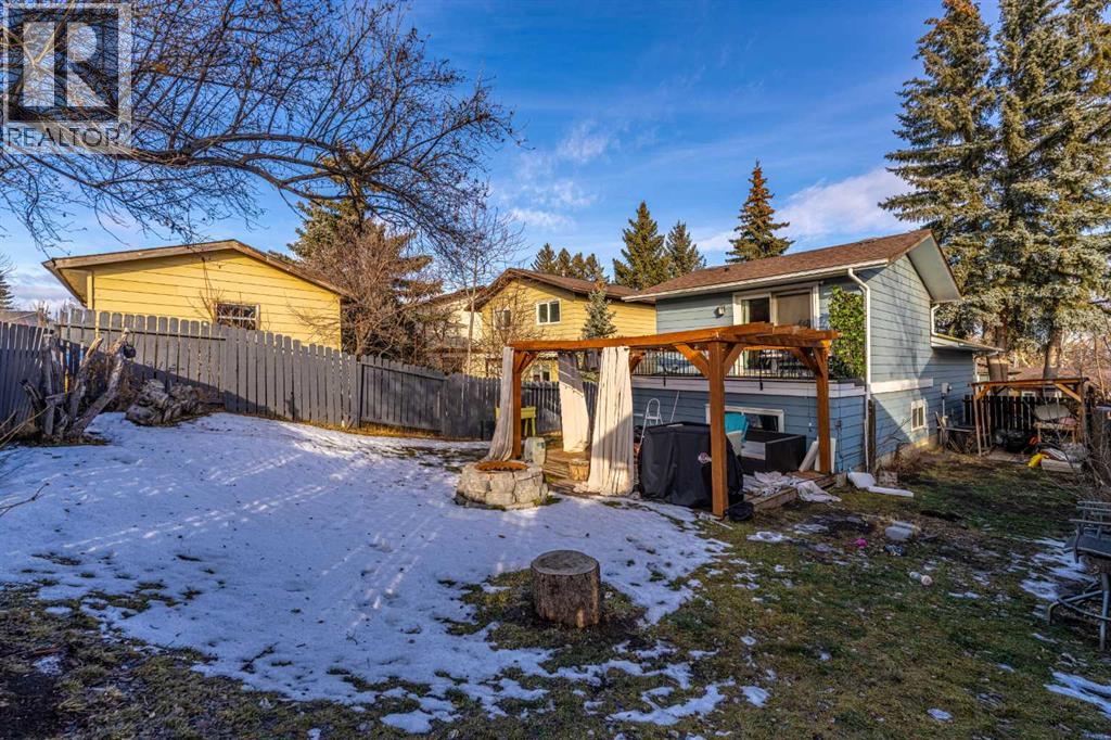 Single Family House 4 Level for Sale in  Berkley Drive NW Beddington Heights Calgary 
