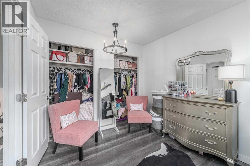 Single Family House 4 Level for Sale in  Berkley Drive NW Beddington Heights Calgary 