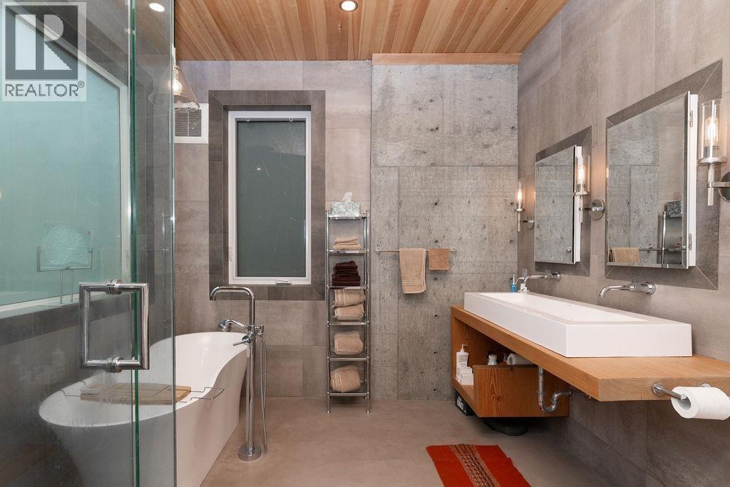 1572 MOUNTAIN ROAD, Gibsons