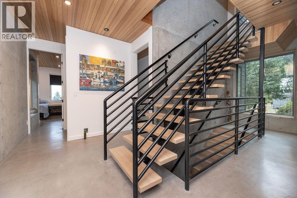 1572 MOUNTAIN ROAD, Gibsons