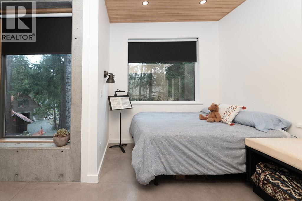 1572 MOUNTAIN ROAD, Gibsons