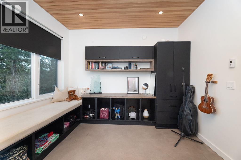 1572 MOUNTAIN ROAD, Gibsons