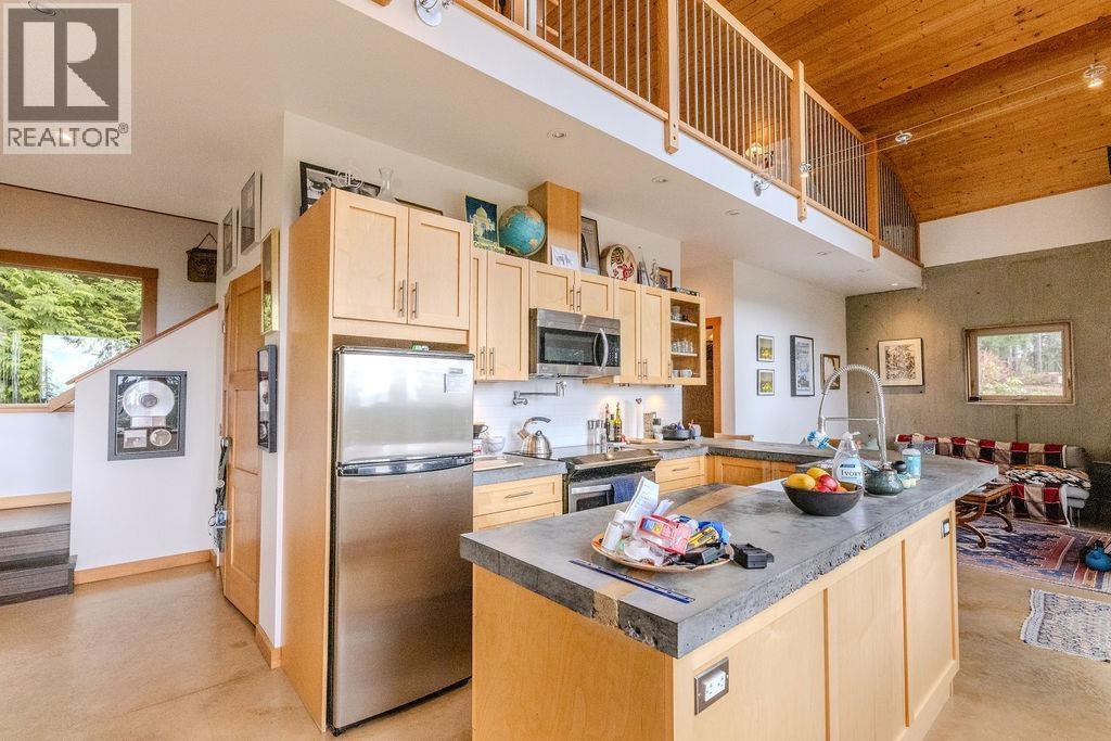 1572 MOUNTAIN ROAD, Gibsons