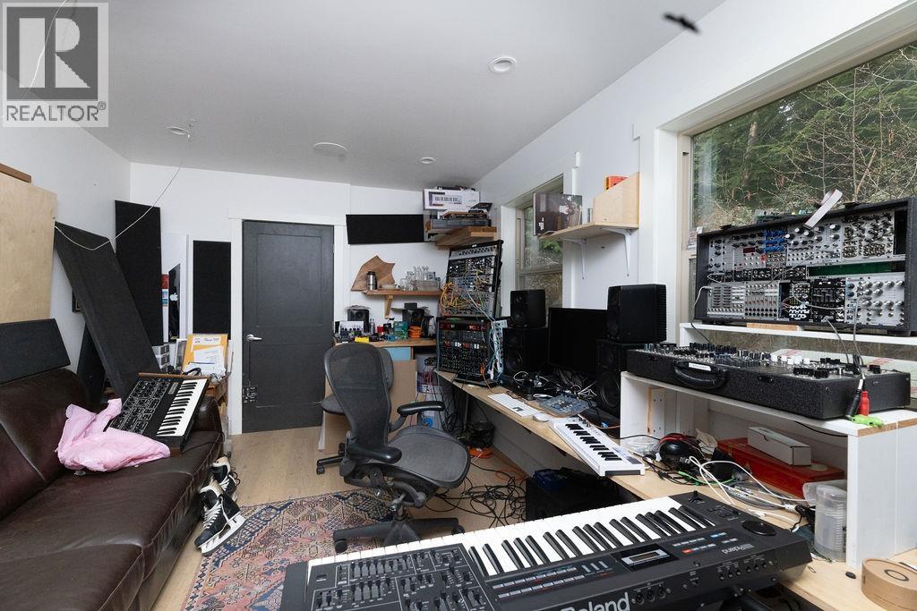 1572 MOUNTAIN ROAD, Gibsons