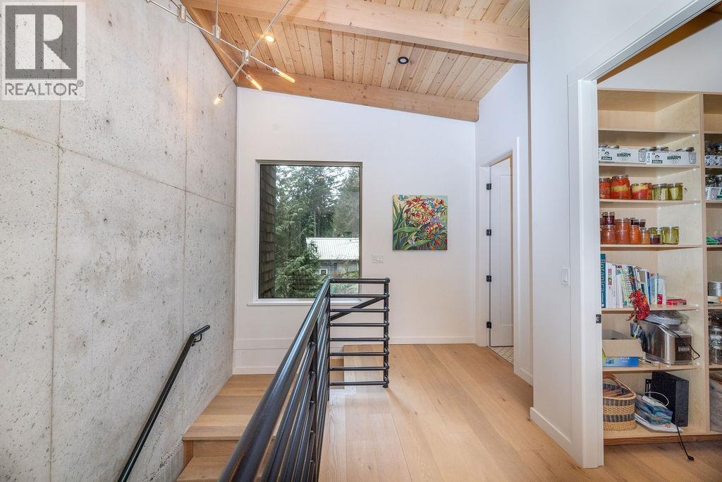 1572 MOUNTAIN ROAD, Gibsons