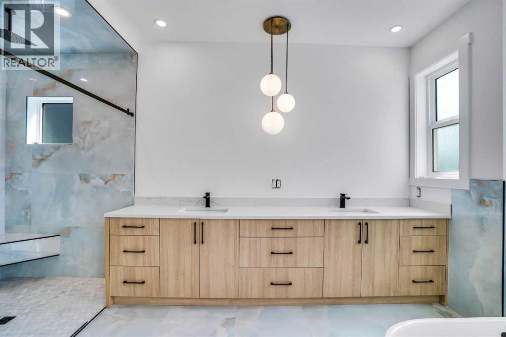 Single Family House for Sale in   Avenue Winston Heights/Mountview Calgary 