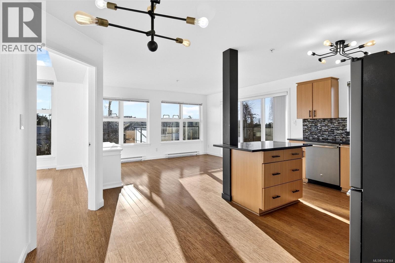 502 2940 Harriet Road, Saanich