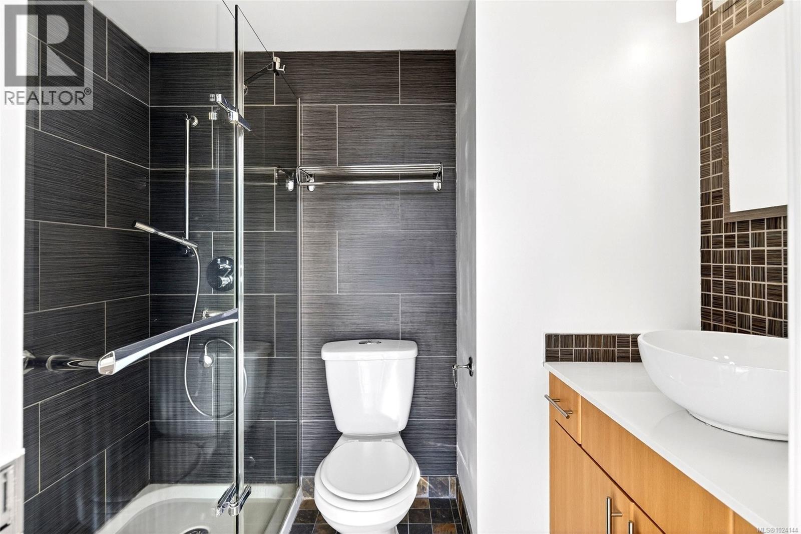 502 2940 Harriet Road, Saanich