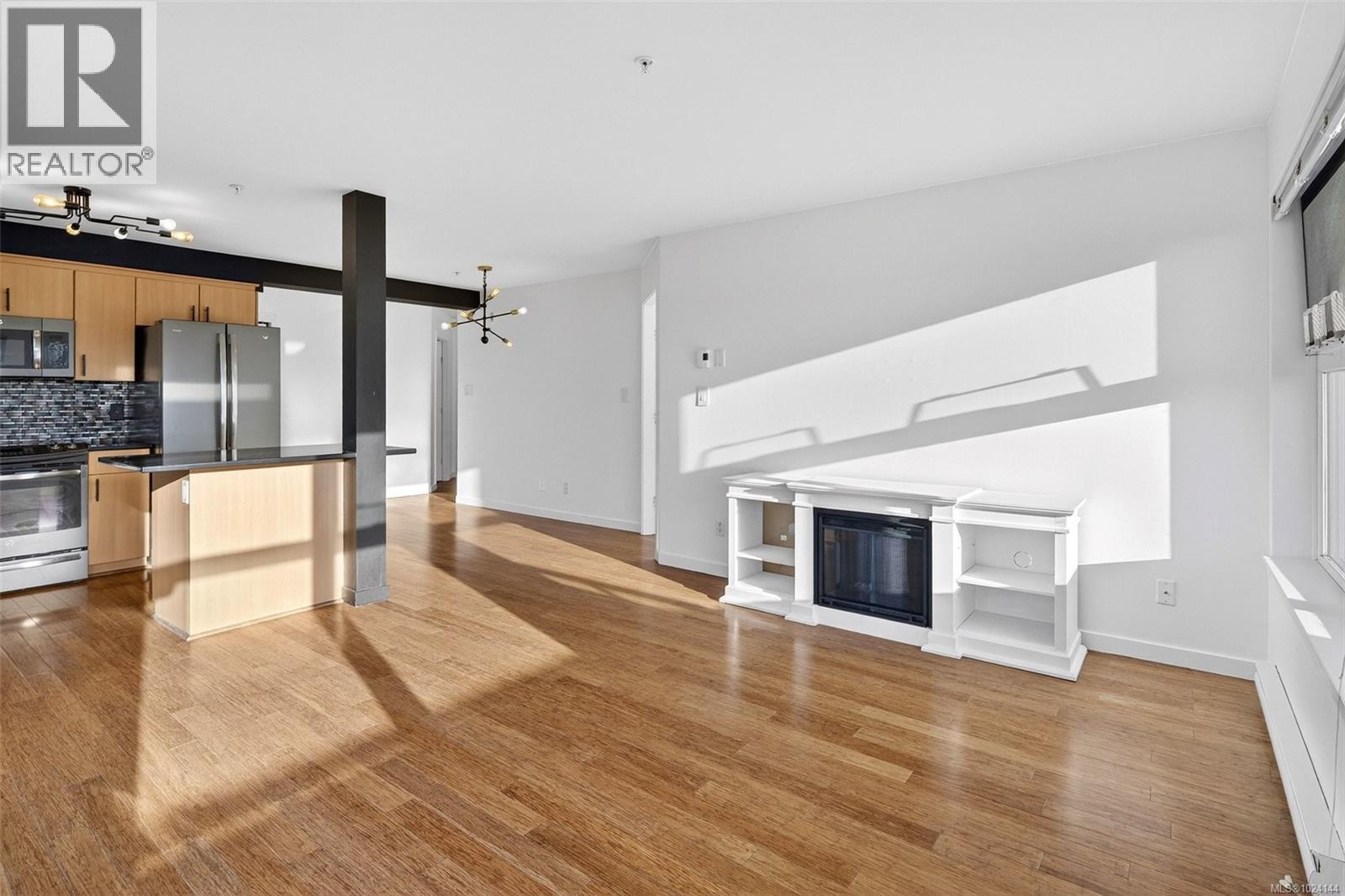 502 2940 Harriet Road, Saanich