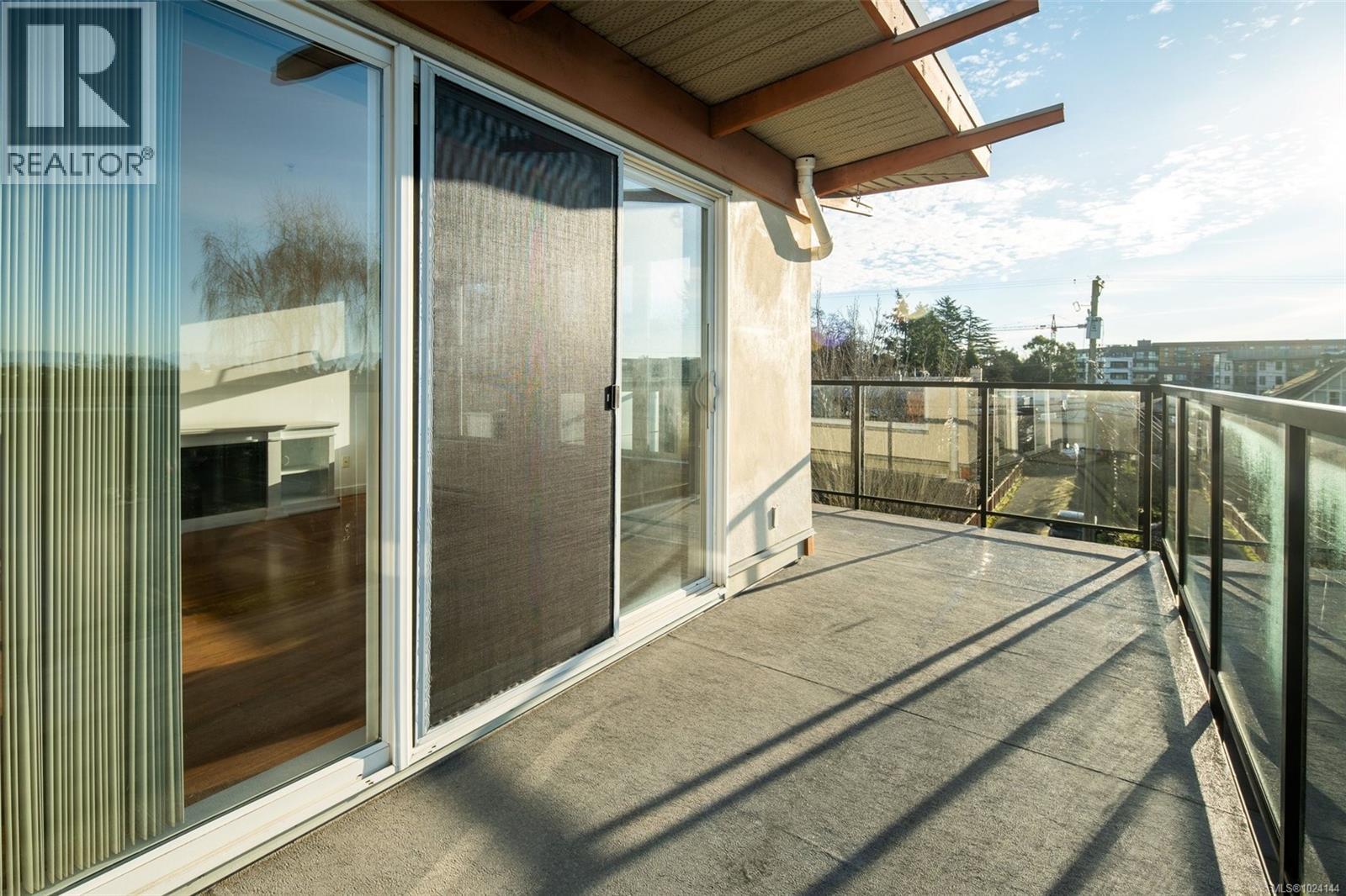 502 2940 Harriet Road, Saanich