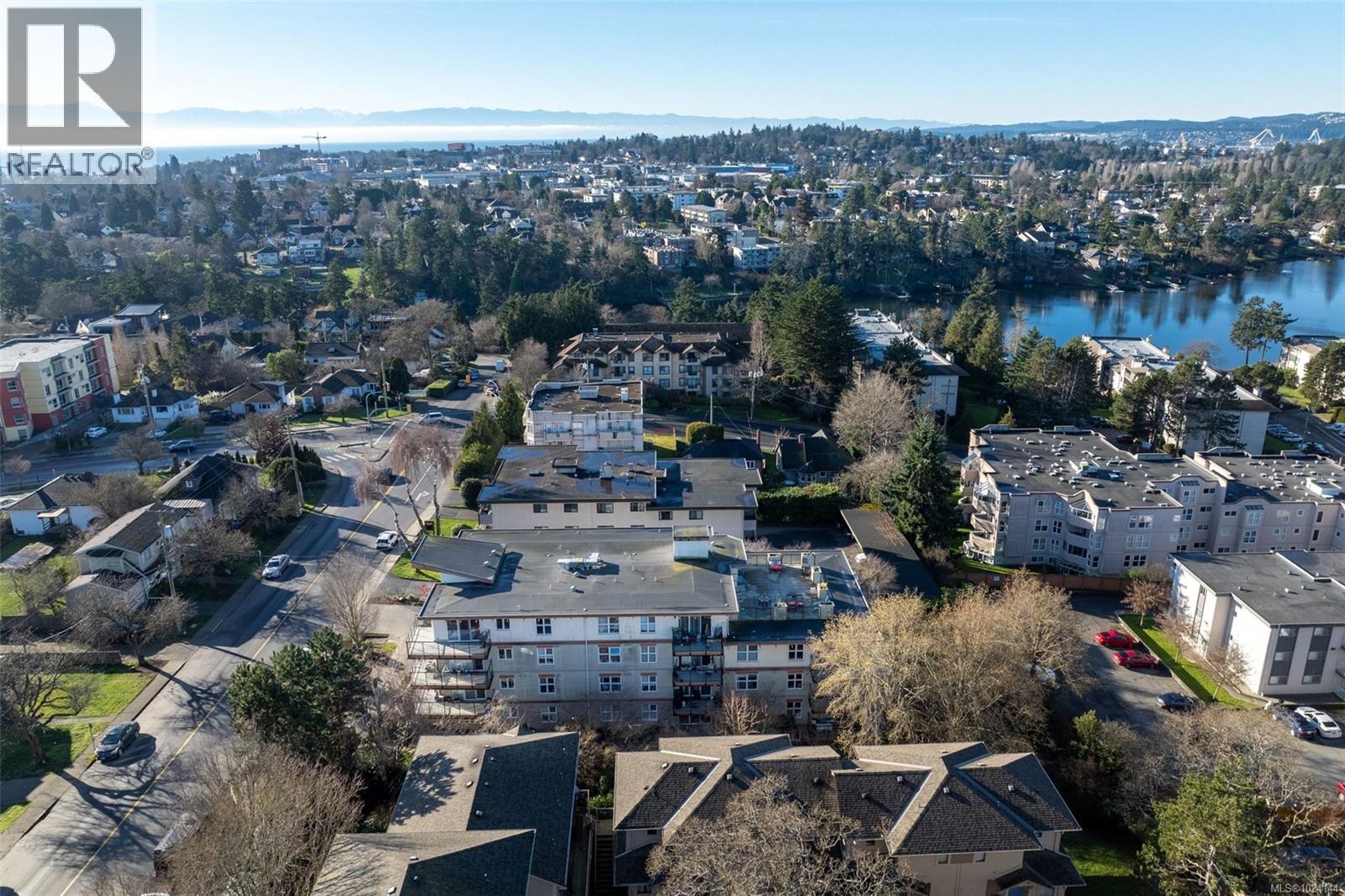 502 2940 Harriet Road, Saanich