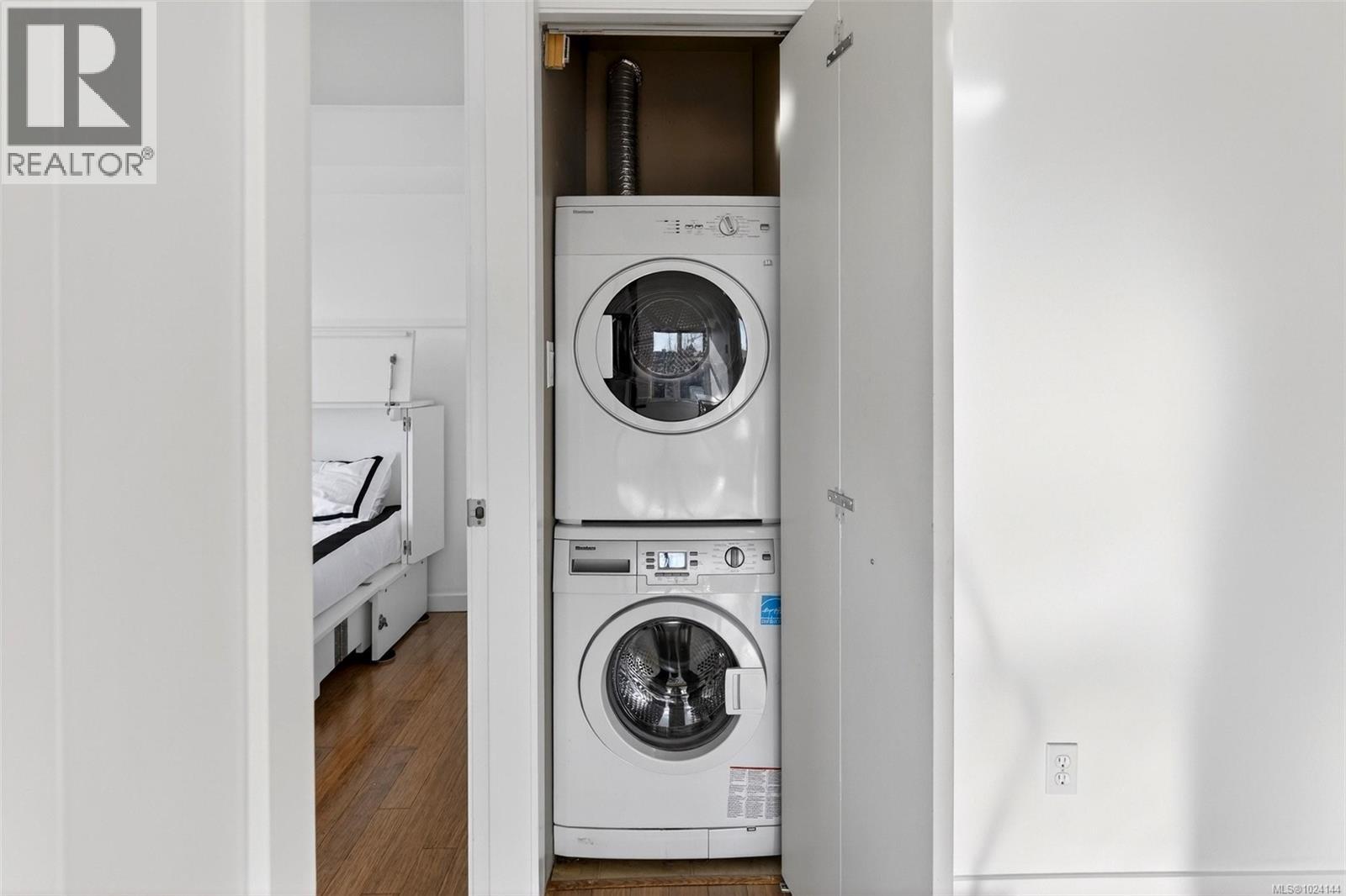 502 2940 Harriet Road, Saanich