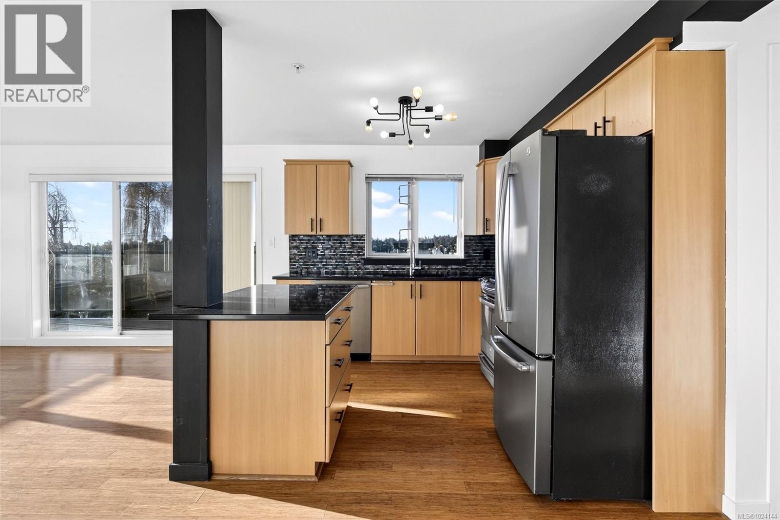 502 2940 Harriet Road, Saanich