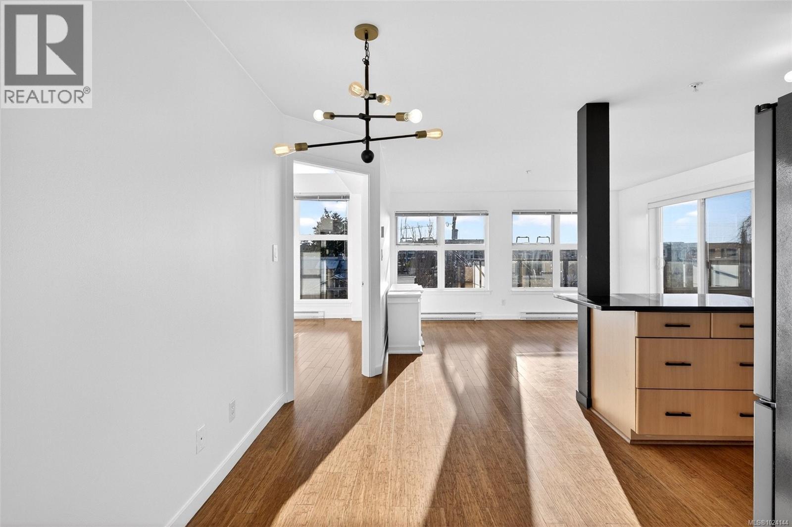 502 2940 Harriet Road, Saanich