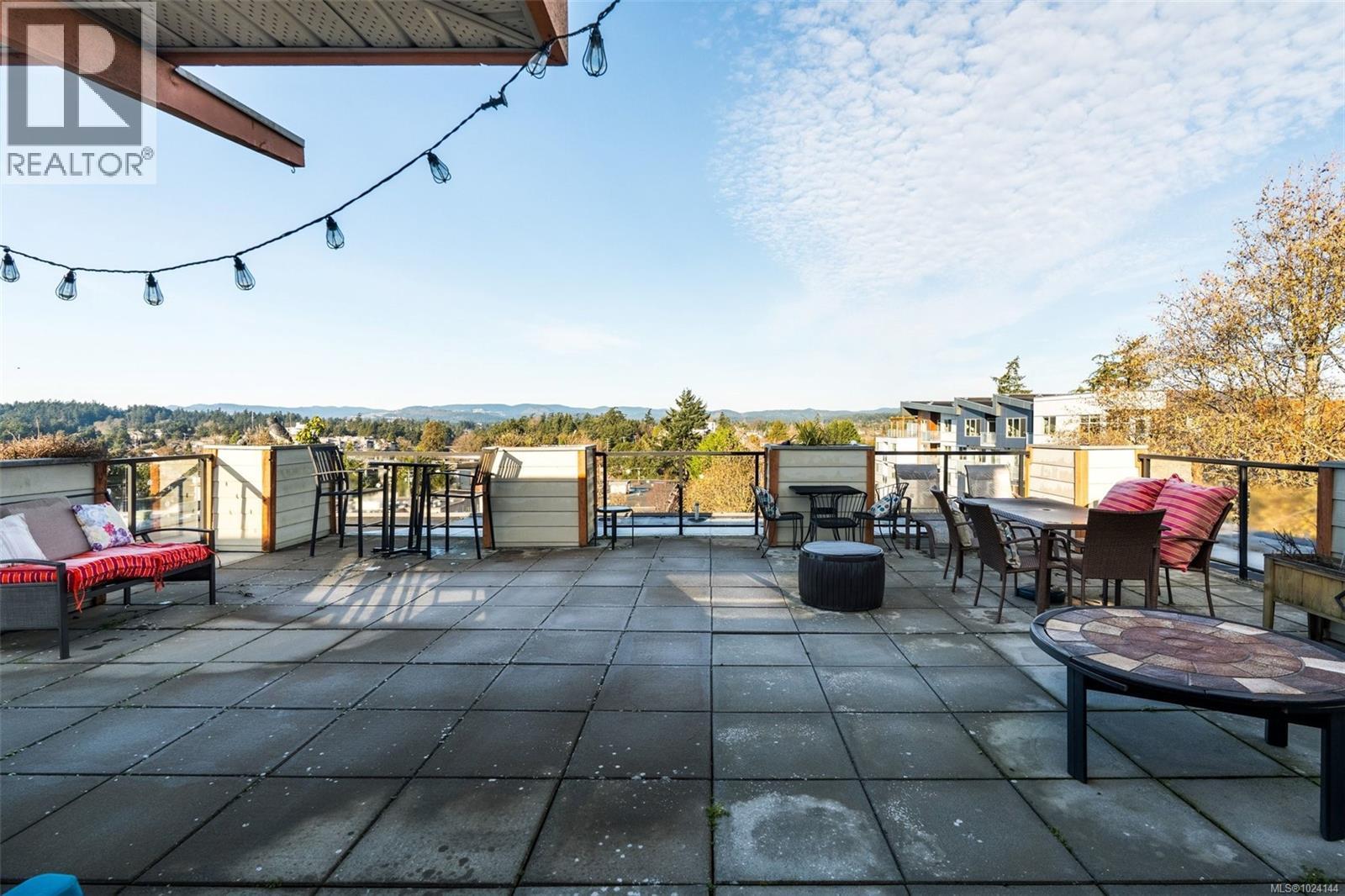 502 2940 Harriet Road, Saanich