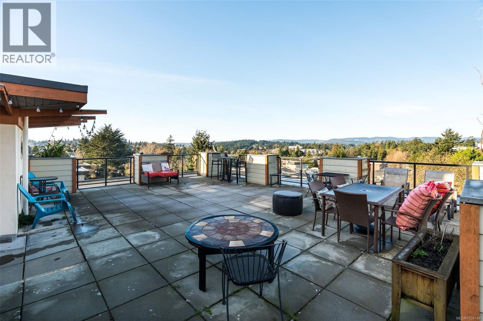 502 2940 Harriet Road, Saanich