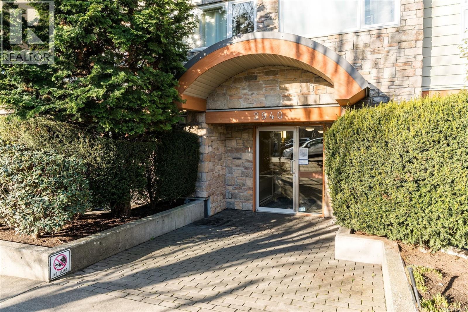 502 2940 Harriet Road, Saanich