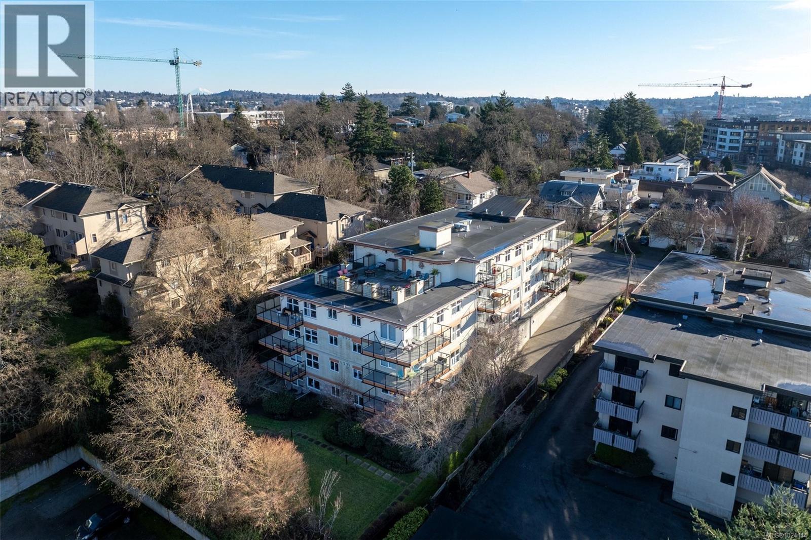 502 2940 Harriet Road, Saanich