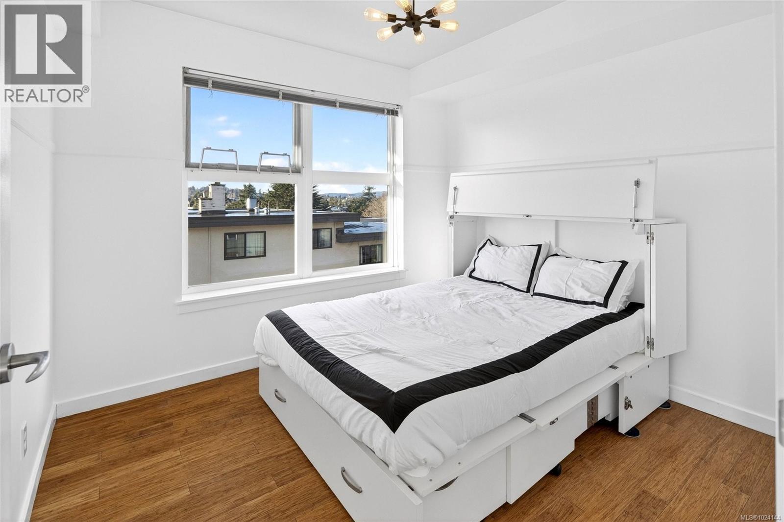 502 2940 Harriet Road, Saanich