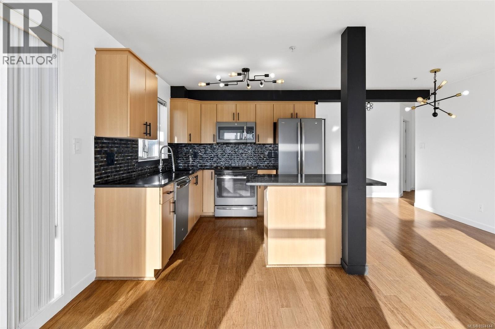 502 2940 Harriet Road, Saanich