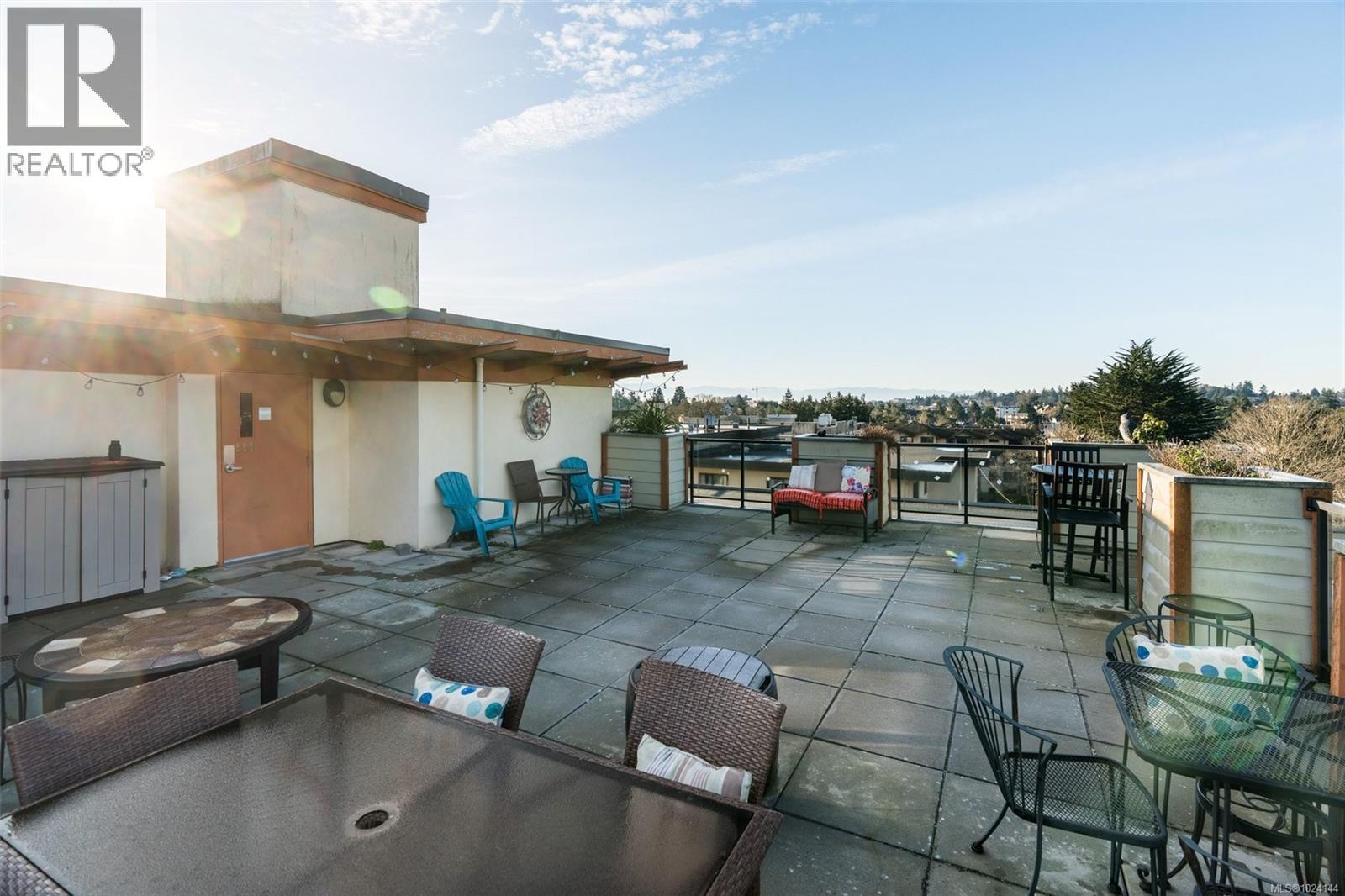 502 2940 Harriet Road, Saanich