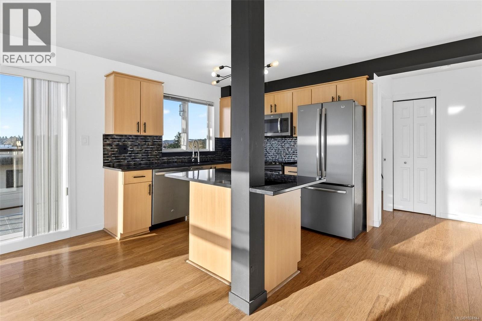 502 2940 Harriet Road, Saanich