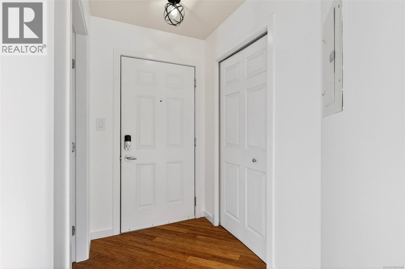 502 2940 Harriet Road, Saanich