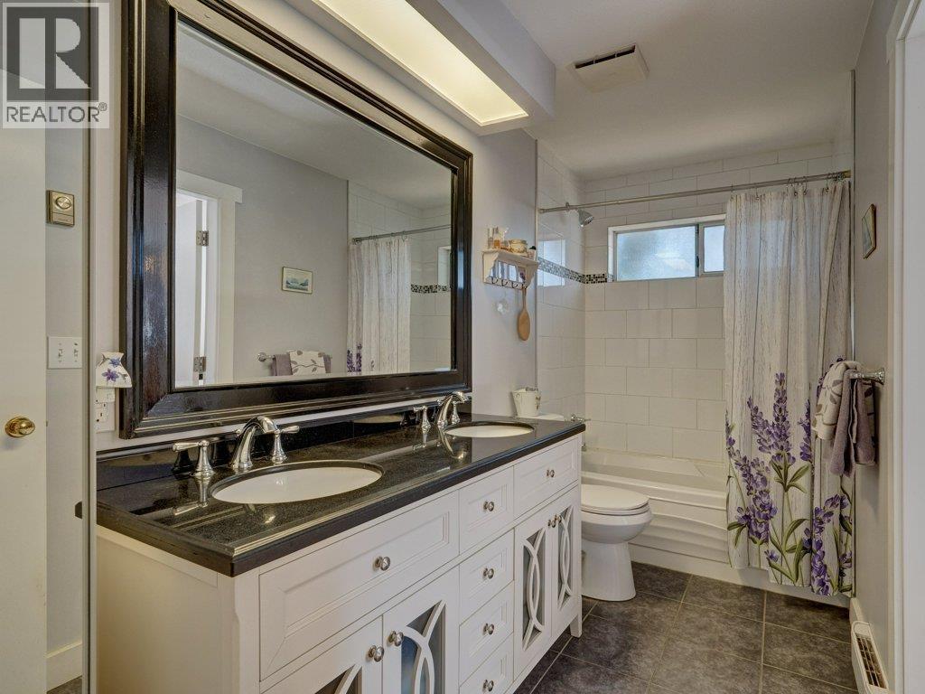 6557 BJORN PLACE, Sechelt