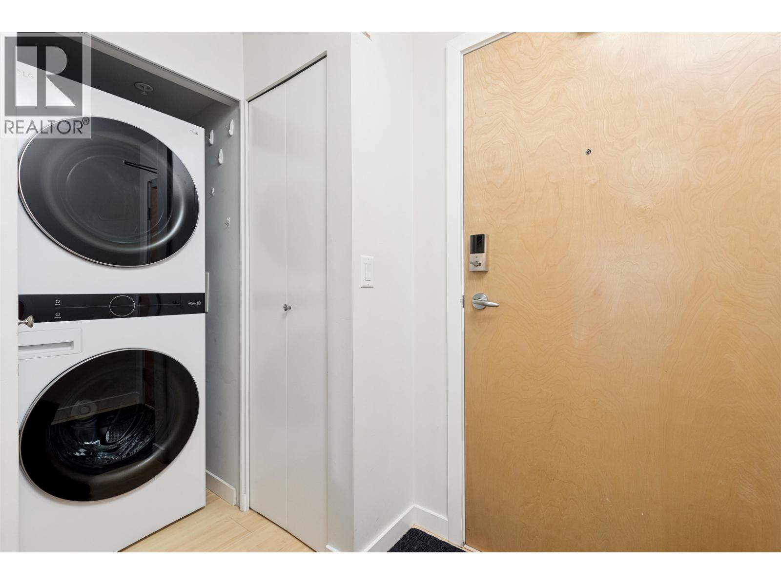 311 122 E 3RD STREET, North Vancouver