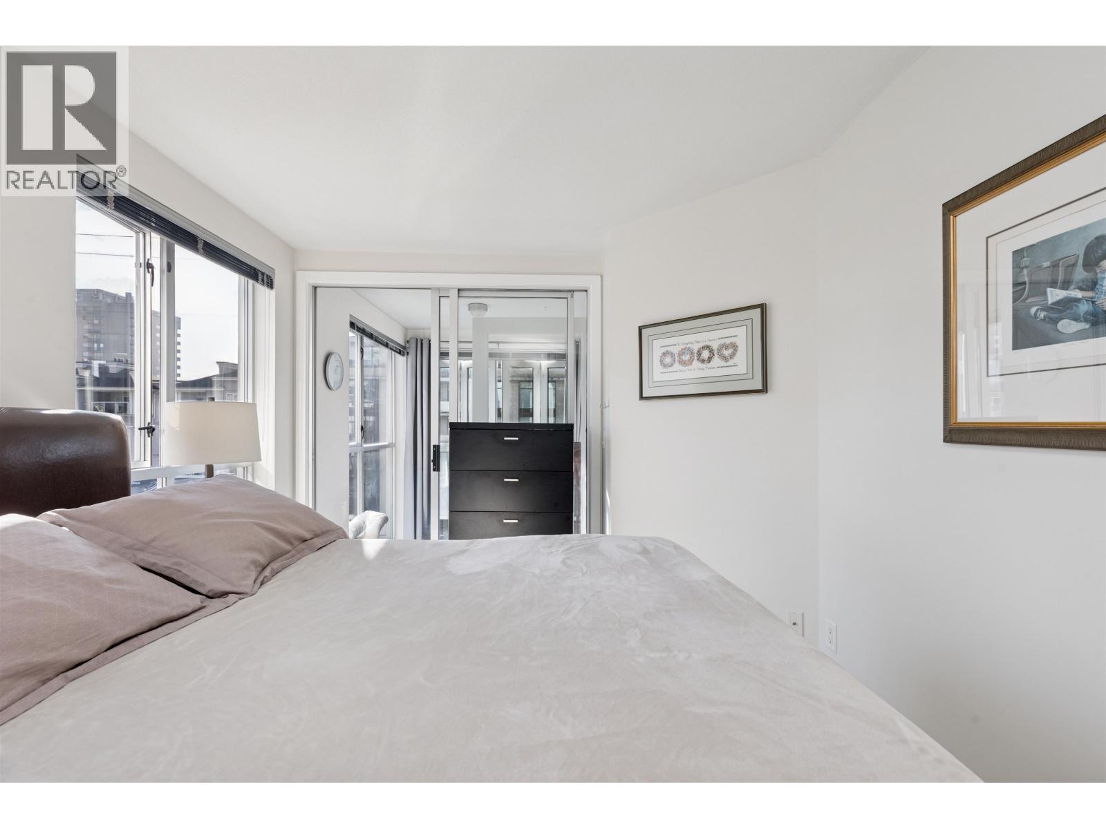 311 122 E 3RD STREET, North Vancouver