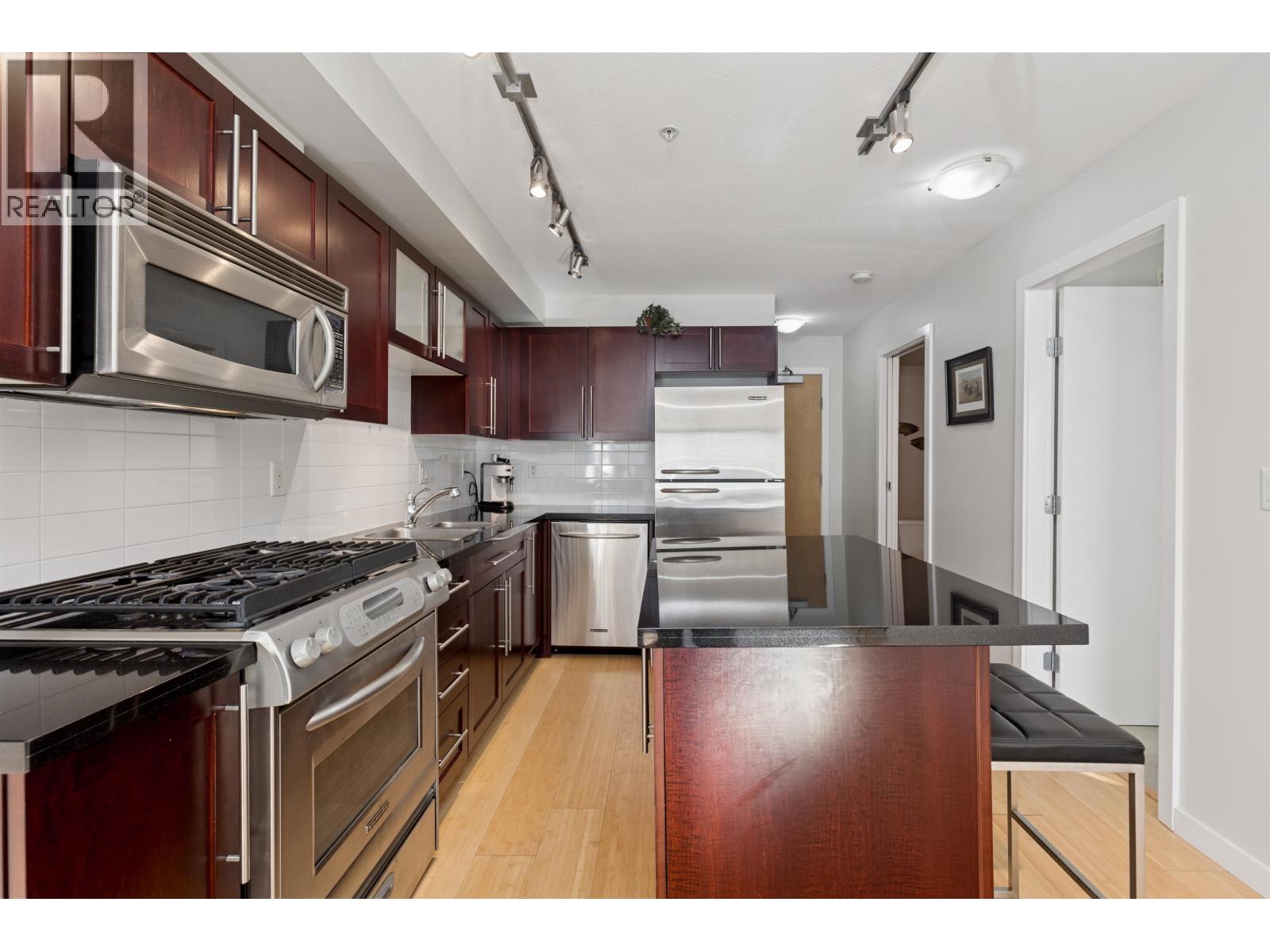 311 122 E 3RD STREET, North Vancouver