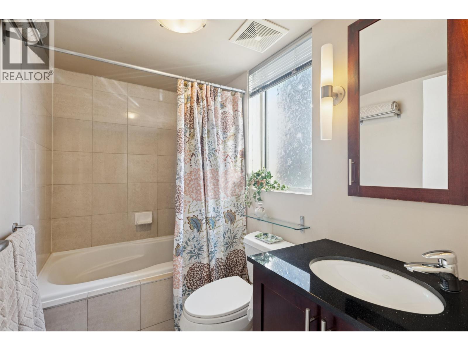 311 122 E 3RD STREET, North Vancouver