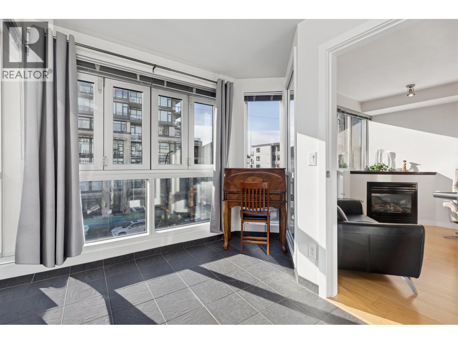 311 122 E 3RD STREET, North Vancouver