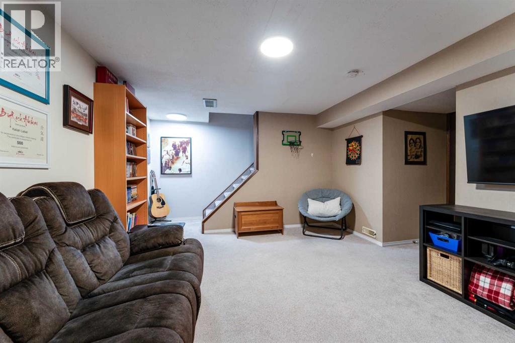 Single Family House for Sale in  Shawmeadows Close SW Shawnessy Calgary 