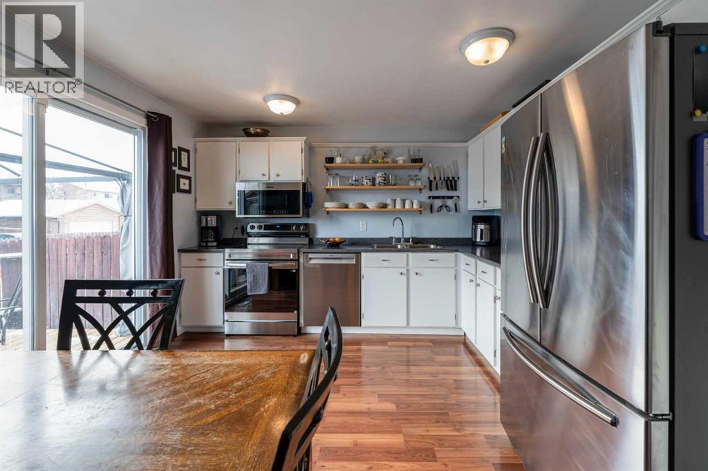 Single Family House for Sale in  Shawmeadows Close SW Shawnessy Calgary 