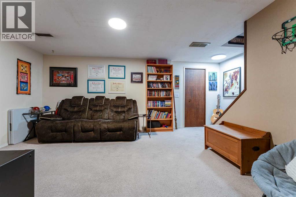 Single Family House for Sale in  Shawmeadows Close SW Shawnessy Calgary 