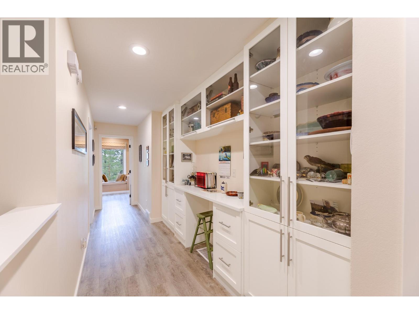 101 Knippelberg Road, Oliver