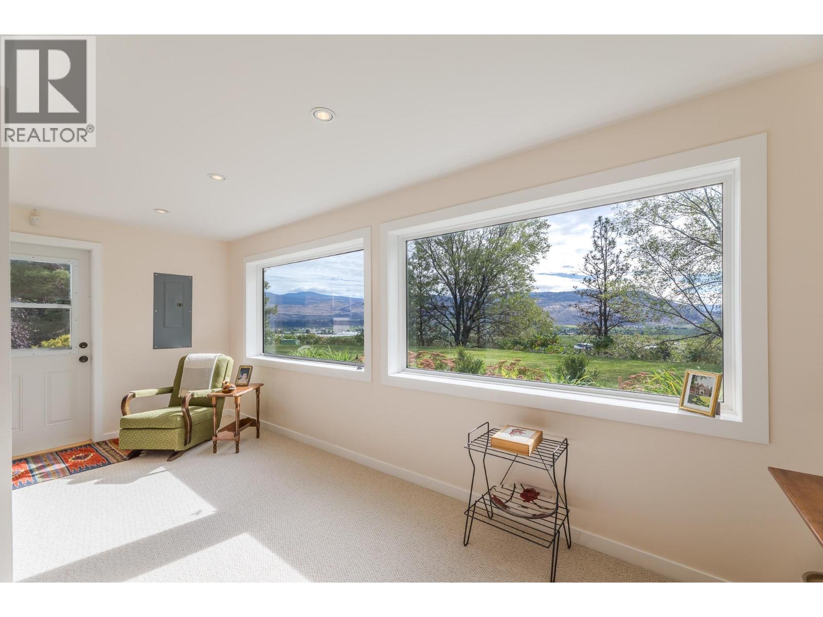 101 Knippelberg Road, Oliver