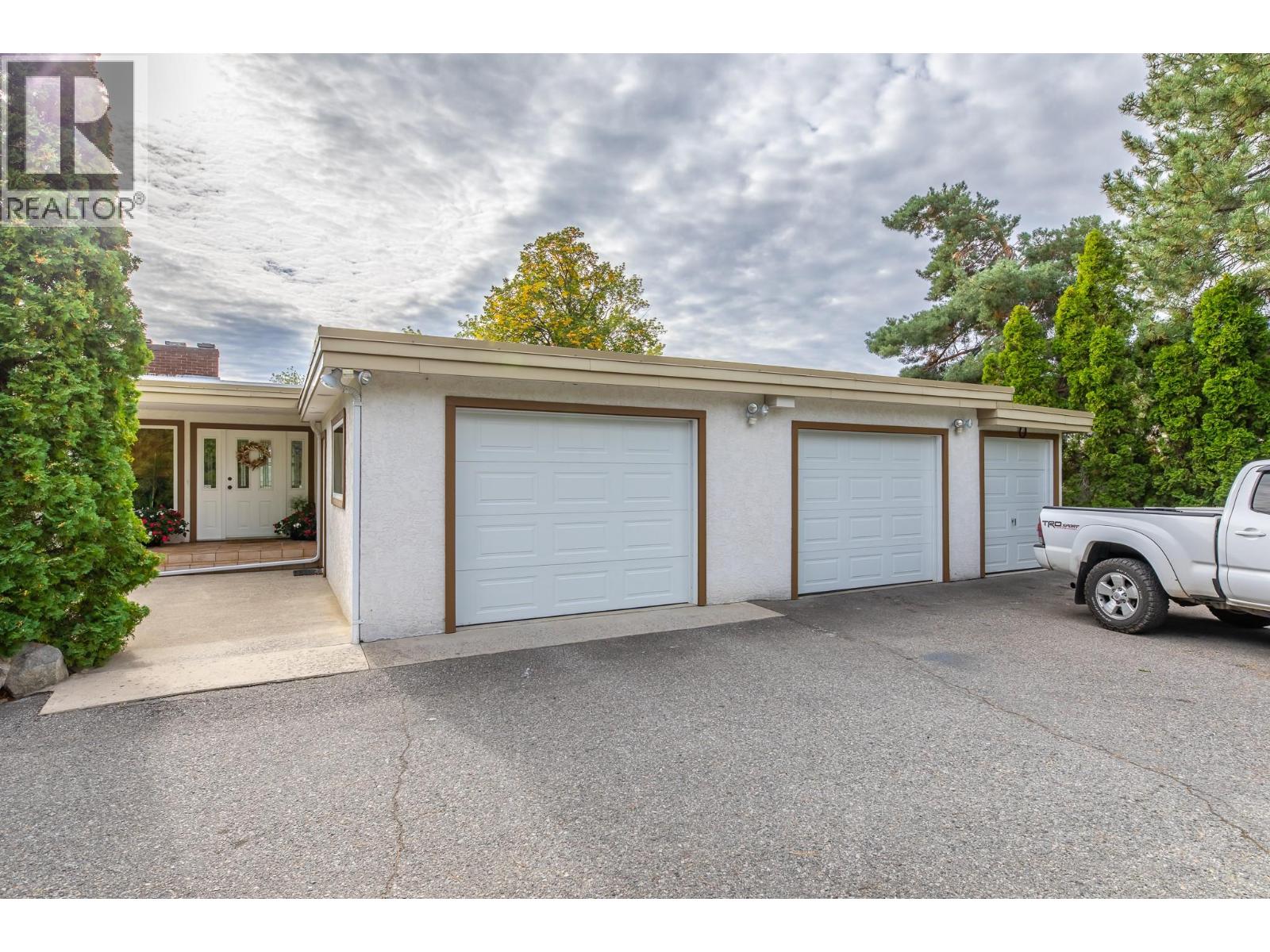 101 Knippelberg Road, Oliver