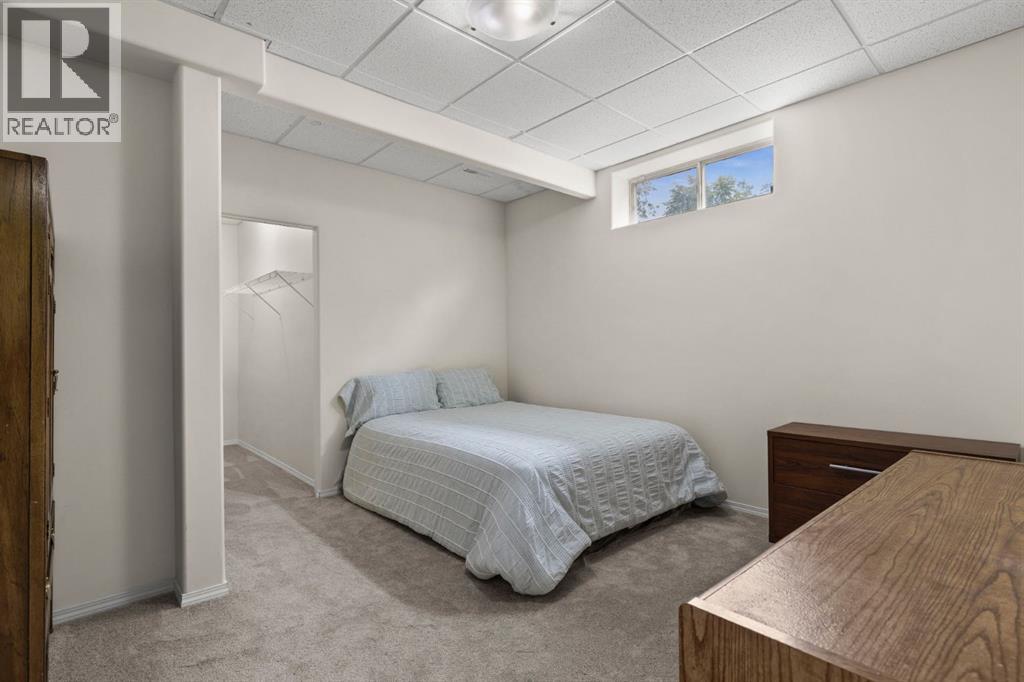 Single Family House for Sale in  Simcoe Crescent SW Signal Hill Calgary 