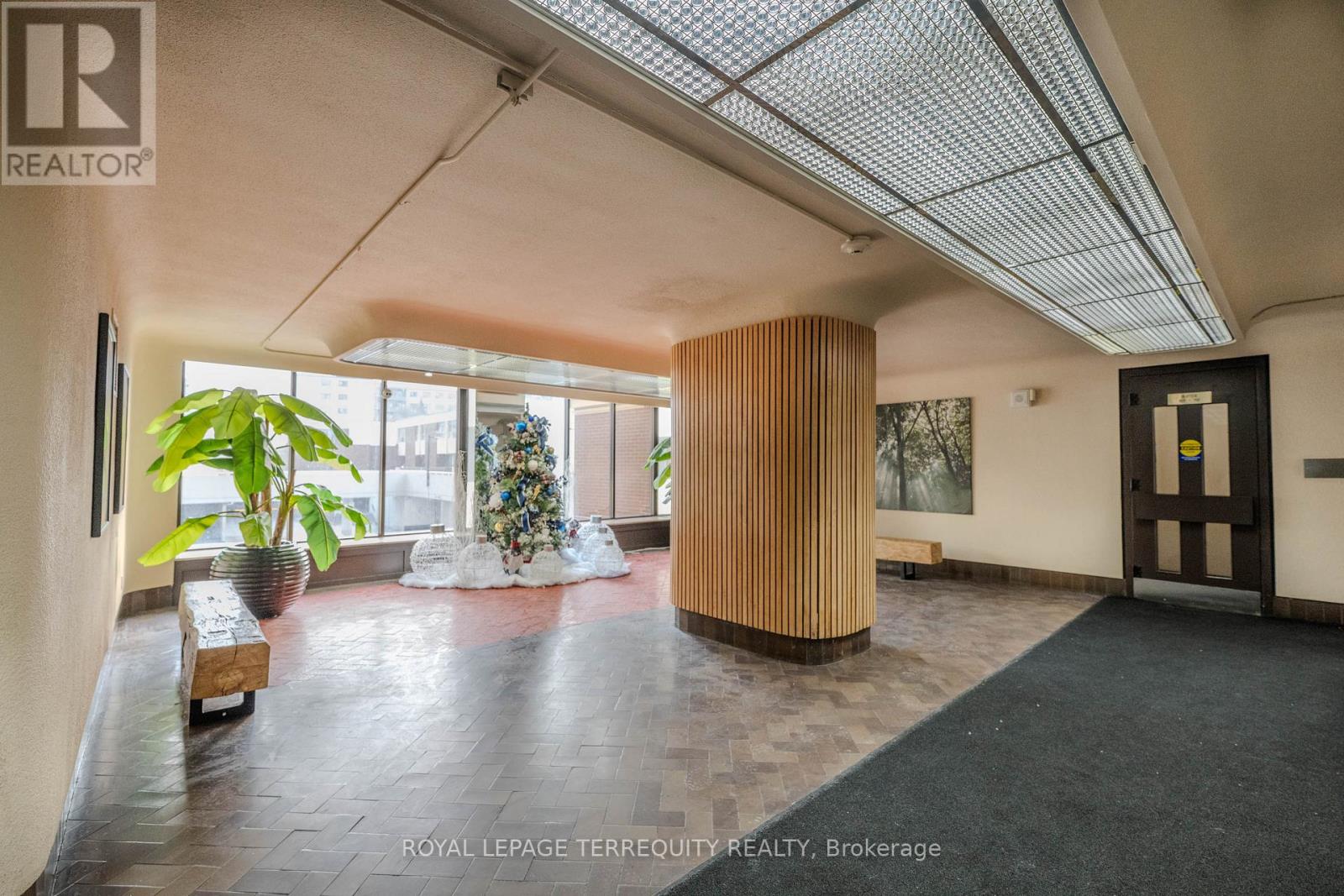 1703 - 1 MASSEY SQUARE - Photo 5 of 30, Toronto (Crescent Town), Ontario